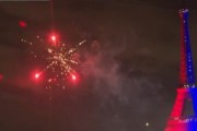e星体育平台-为庆祝球队夺冠，巴黎球迷在埃菲尔铁塔周围燃放烟花